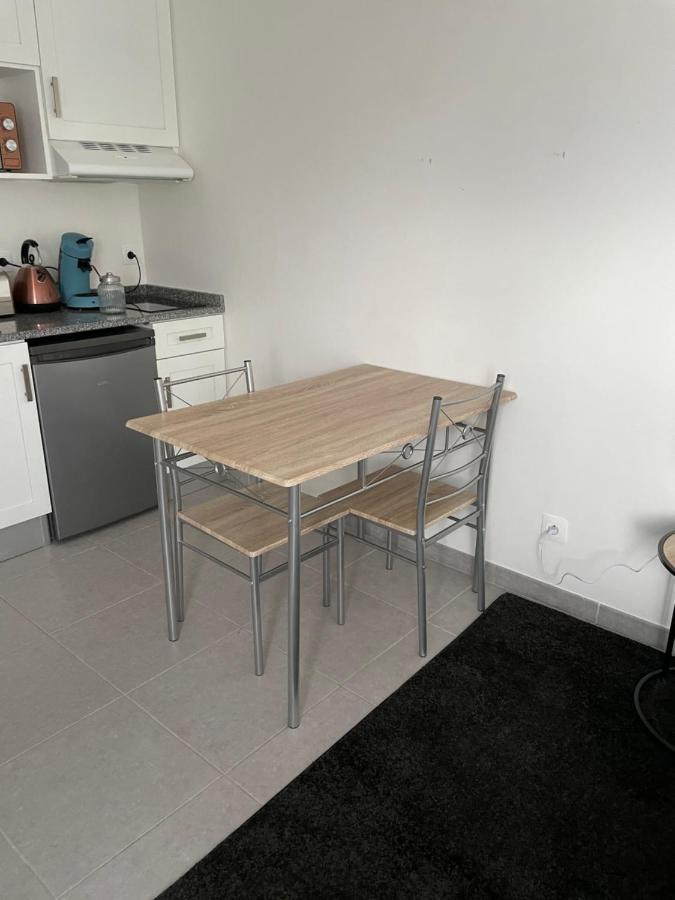 Studio A 300 M De La Gare De Mantes-La-Jolie Buitenkant foto