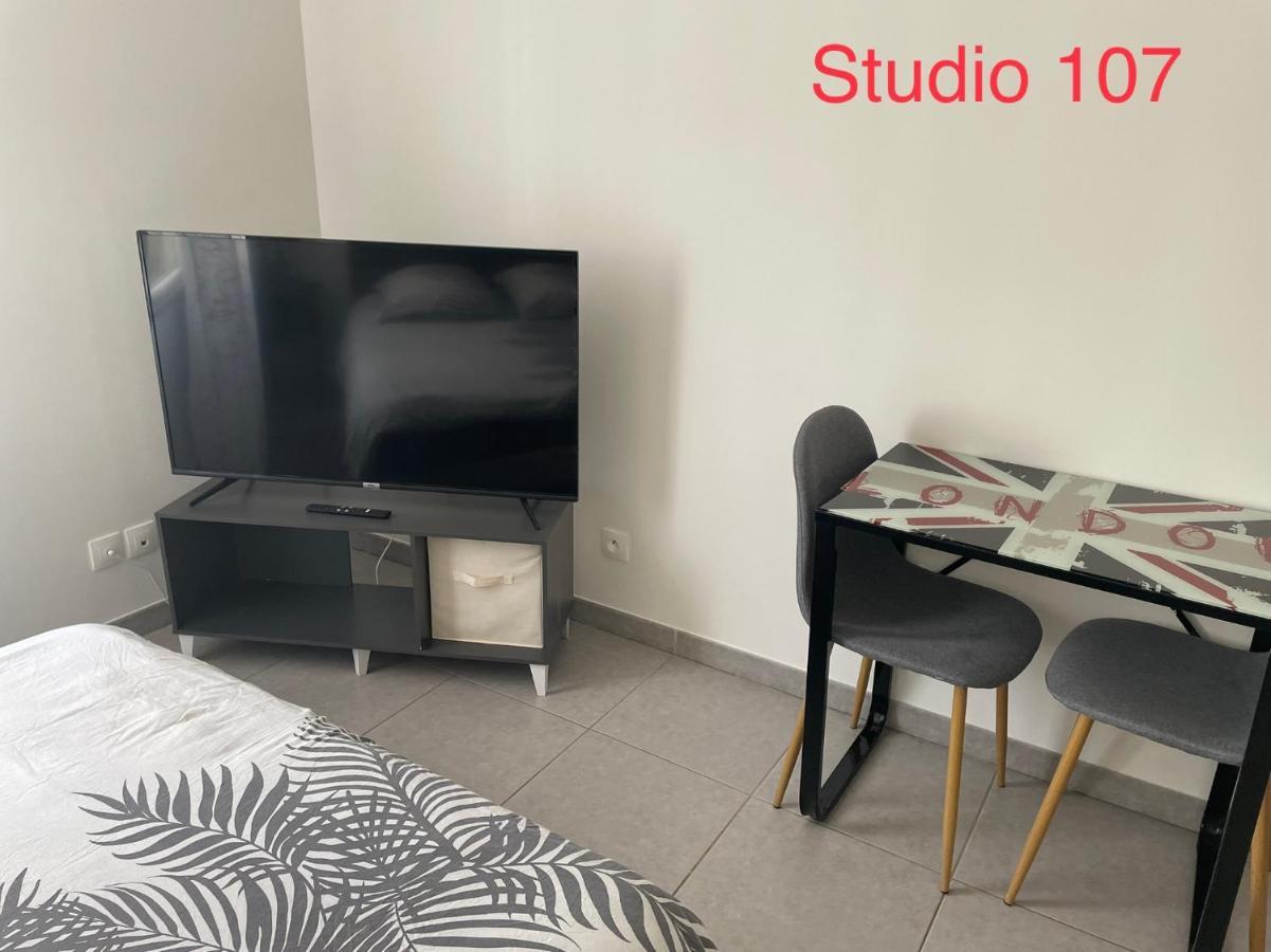 Studio A 300 M De La Gare De Mantes-La-Jolie Buitenkant foto