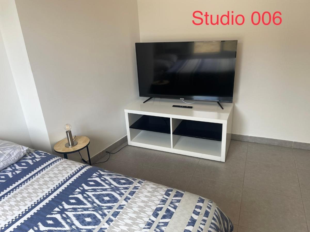 Studio A 300 M De La Gare De Mantes-La-Jolie Buitenkant foto