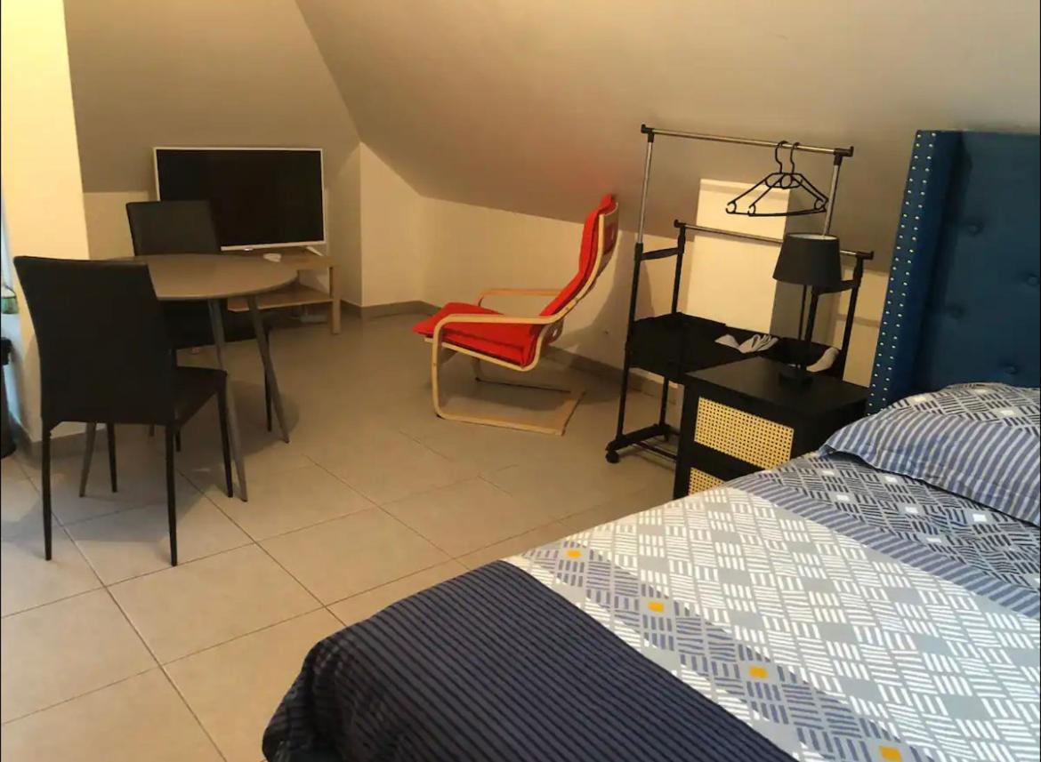 Studio A 300 M De La Gare De Mantes-La-Jolie Buitenkant foto