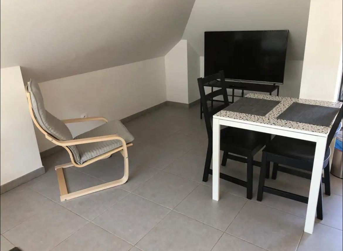 Studio A 300 M De La Gare De Mantes-La-Jolie Buitenkant foto