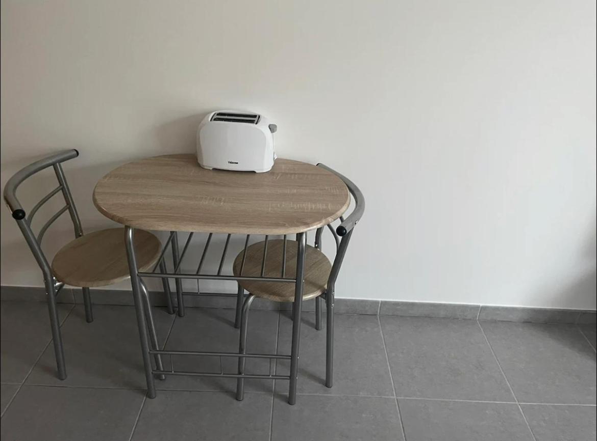 Studio A 300 M De La Gare De Mantes-La-Jolie Buitenkant foto